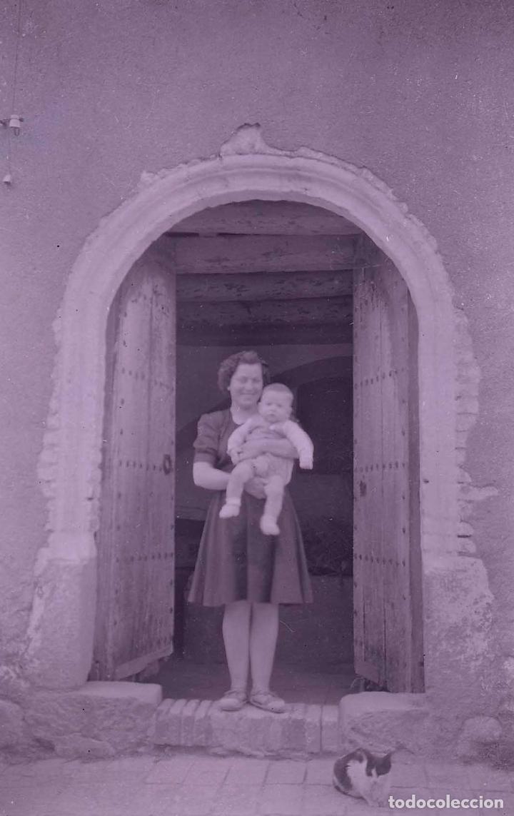 Antique Photography: Fotograf&iacute;a familiar. Se&ntilde;ora y ni&ntilde;o. Masia. Zona de Terrassa. c.1935
