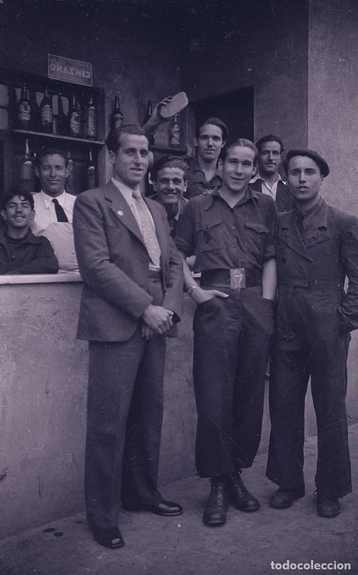 Antique Photography: Fotograf&iacute;a familiar. Grupo de j&oacute;venes. Zona de Terrassa. Cantina exterior. c.1935