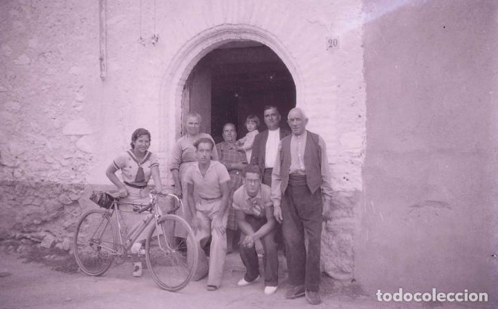 Antique Photography: Fotograf&iacute;a familiar. Grupo familiar. Masia. J&oacute;venes. Zona Terrassa. c.1935