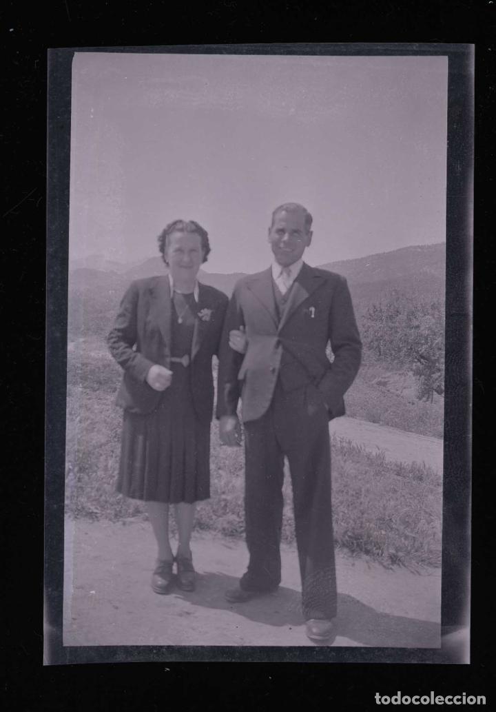 Antique Photography: Foto familiar. Matrimonio. Carretera. Zona Terrassa. c.1935
