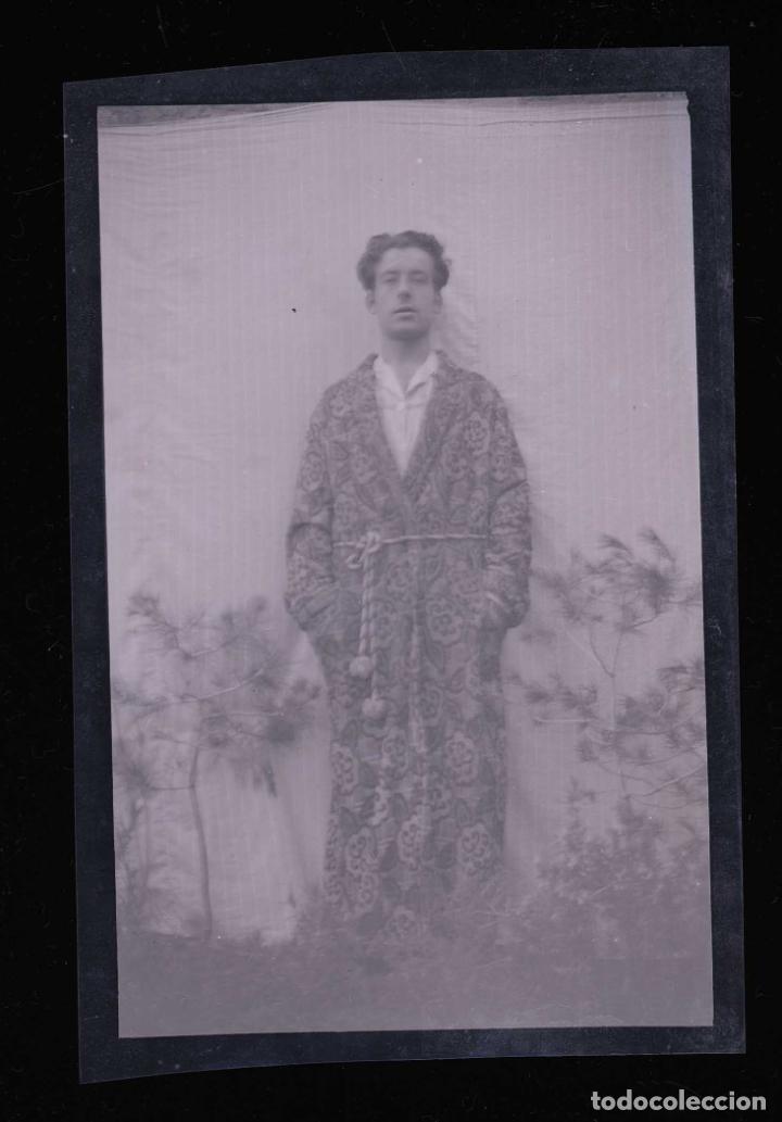 Antique Photography: Foto familiar. Joven con albornoz. Jardin. Zona Terrassa. c.1935