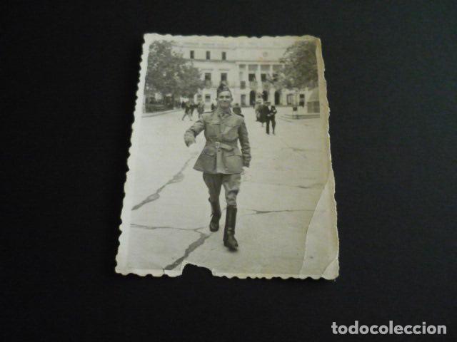Fotografia antiga: BADAJOZ SOLDADO PASEANDO JUNTO AL AYUNTAMIENTO ANTIGUA FOTOGRAFIA A&Ntilde;OS 30 6 X 8 CMTS