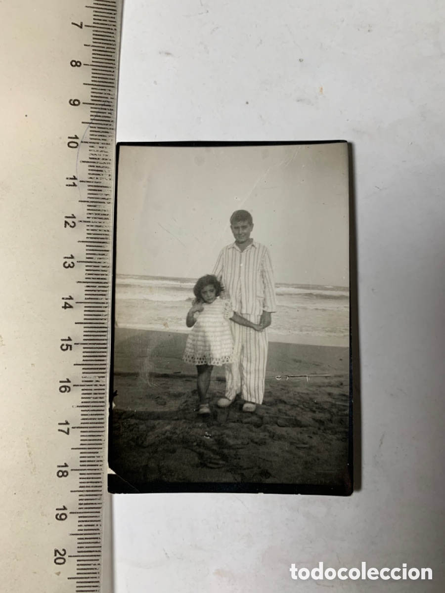 Fotografia antica: FOTOMATON. PHOTOMATON. HERMANOS DE PASEO ORILLAS DE LA PLAYA. FOT&Oacute;GRAFO?. H. 1930?.