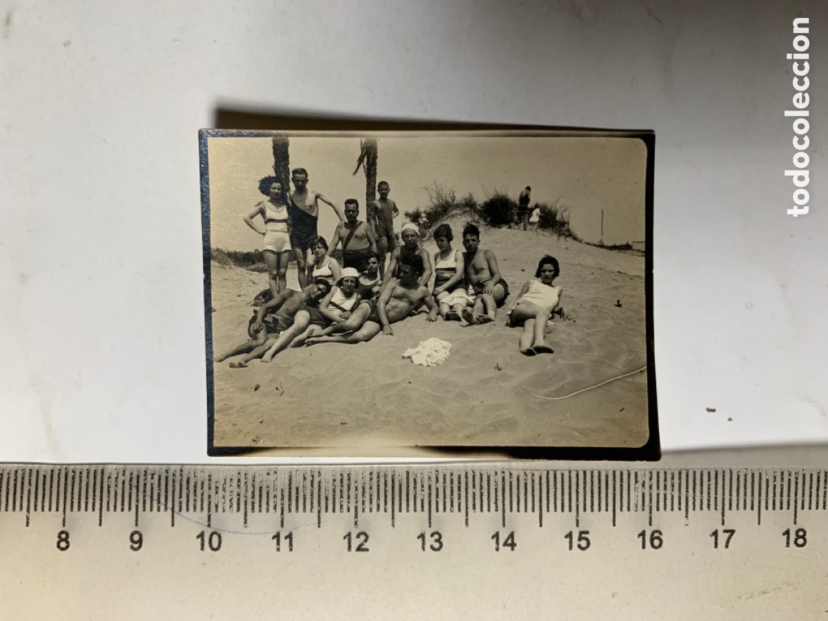 Fotografia antica: FOTOMATON. PHOTOMATON. GRUPO DE BA&Ntilde;ISTAS EN LA PLAYA LUCEN SUS BA&Ntilde;ADORES. MALVAROSA?.FOT&Oacute;G.?. H.1940