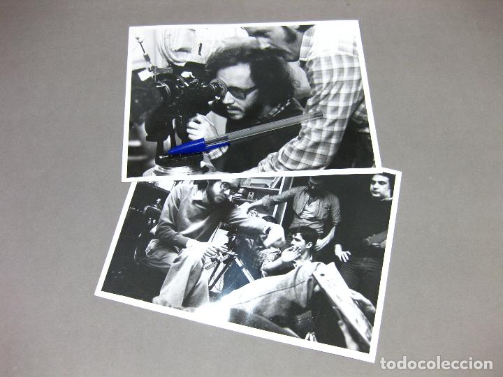 Fotograf&iacute;a antigua: PAREJA DE FOTOGRAF&Iacute;AS DE LA PEL&Iacute;CULA A&Ntilde;OS DORADOS. OPERADOR DE C&Aacute;MARA O DIRECTOR