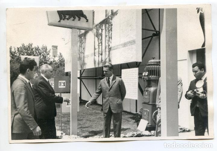 Fotografia antica: Autoridades visitando un stand en Feria de Valencia, Foto R. Garc&iacute;a Catal&aacute;n, a&ntilde;os 60