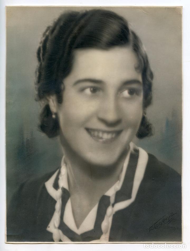 Fotografia antica: Retrato de estudio de se&ntilde;orita coloreado, a&ntilde;os 30 o 40, firmado Fotogenia 17,5x23,5 cm.