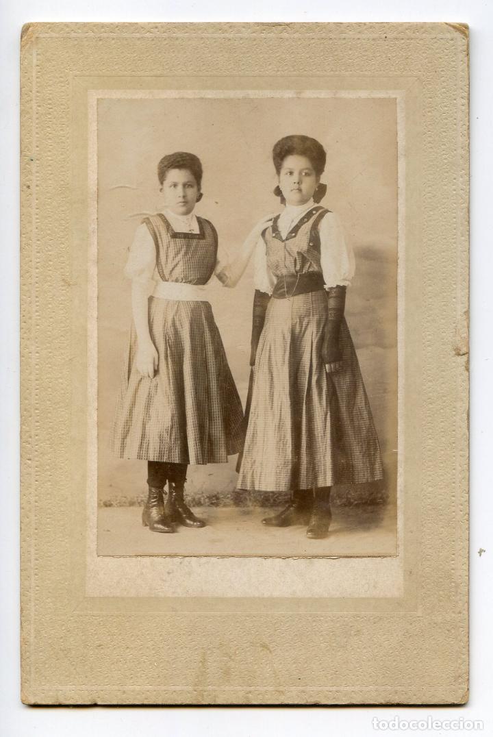 Fotografia antica: Fotograf&iacute;a de dos se&ntilde;oritas en Tac&aacute;mbaro, Michoacan, 1909. Fot. E. Ortiz