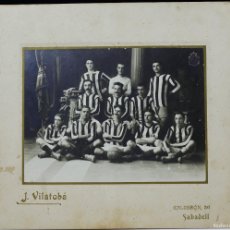 Fotografía antigua: EQUIPO DE FUTBOL - C. ESPORTS SABADELL, 1910-11. FOTO: VILATOBÁ. NOMBRES REVERSOS.. Lote 402764614