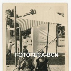 Fotografía antigua: FOTO ORIGINAL SITGES DIA DE PLAYA BAÑISTAS AÑO 1921