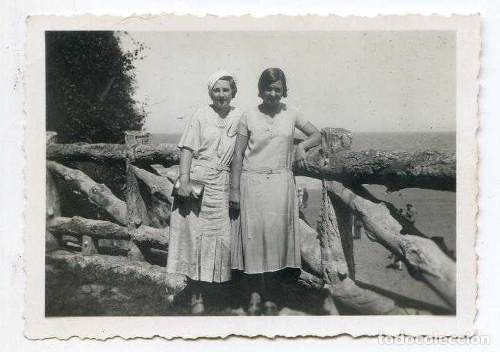 Alte Fotografie: Dos se&ntilde;oritas en los jardines de Piqu&iacute;o de Santander 8,8x6,2 cm sin referencia de fot&oacute;grafo