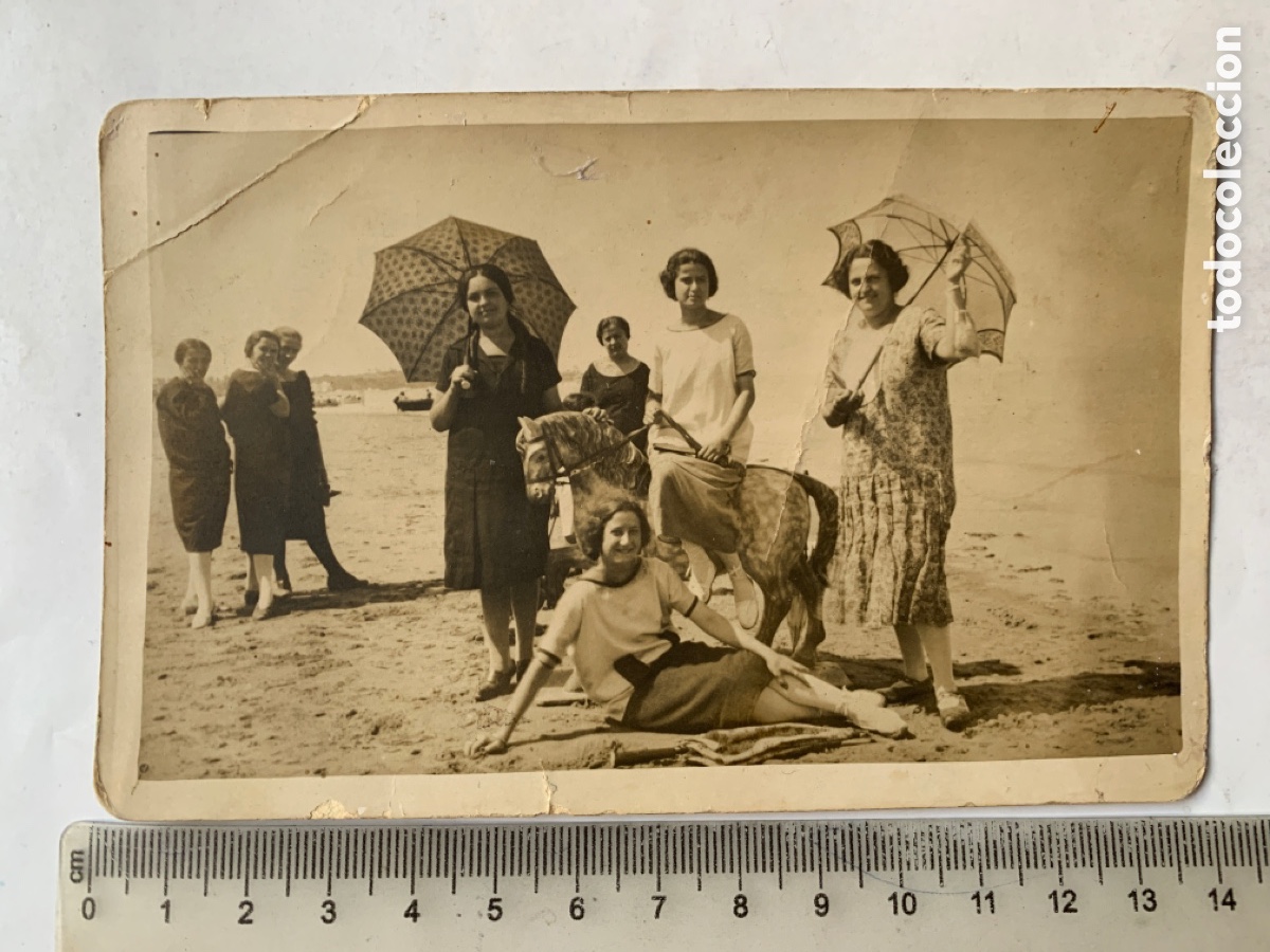 Fotograf&iacute;a antigua: FOTO MINUTERO. RECUERDO DE D&Iacute;A EN LA PLAYA. CON SOMBRILLAS Y CABALLITO DE CART&Oacute;N. FOTOGRAFO?.