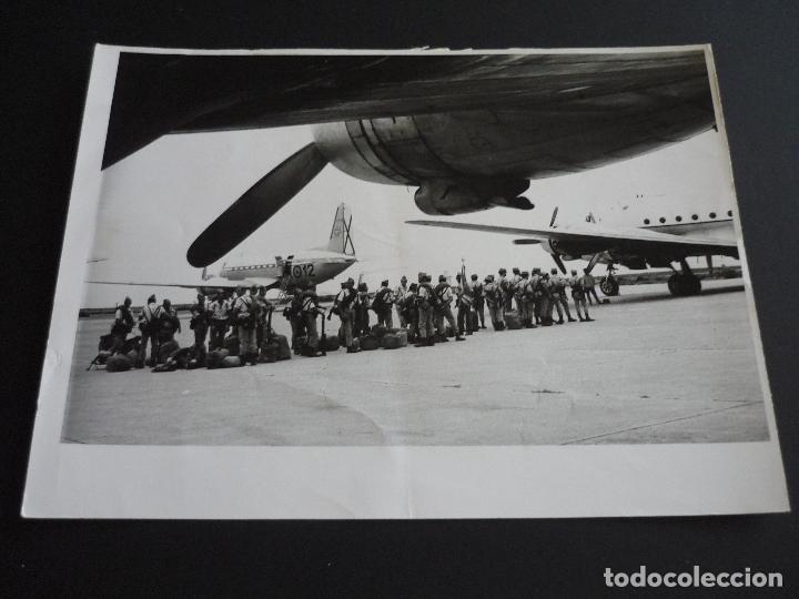 Fotograf&iacute;a antigua: SIDI IFNI TROPAS DE LA 13&ordf; BANDERA DE LA LEGION ABANDONAN LA PLAZA ANTIGUA FOTOGRAFIA 24 X 18 CMTS