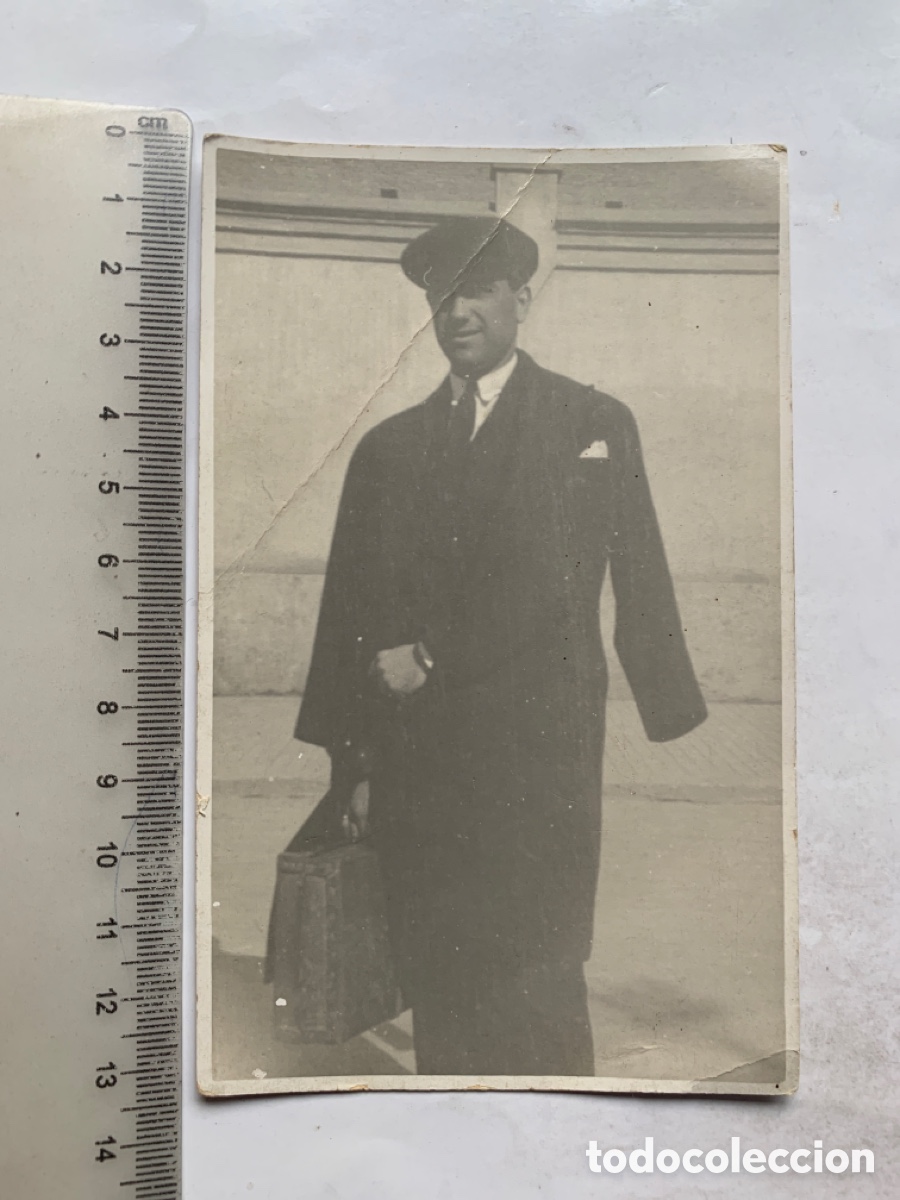 Fotograf&iacute;a antigua: FOTO. CON SU MALETA BUSCANDO NUEVAS OPORTUNIDADES. FOT&Oacute;GRAFO?.