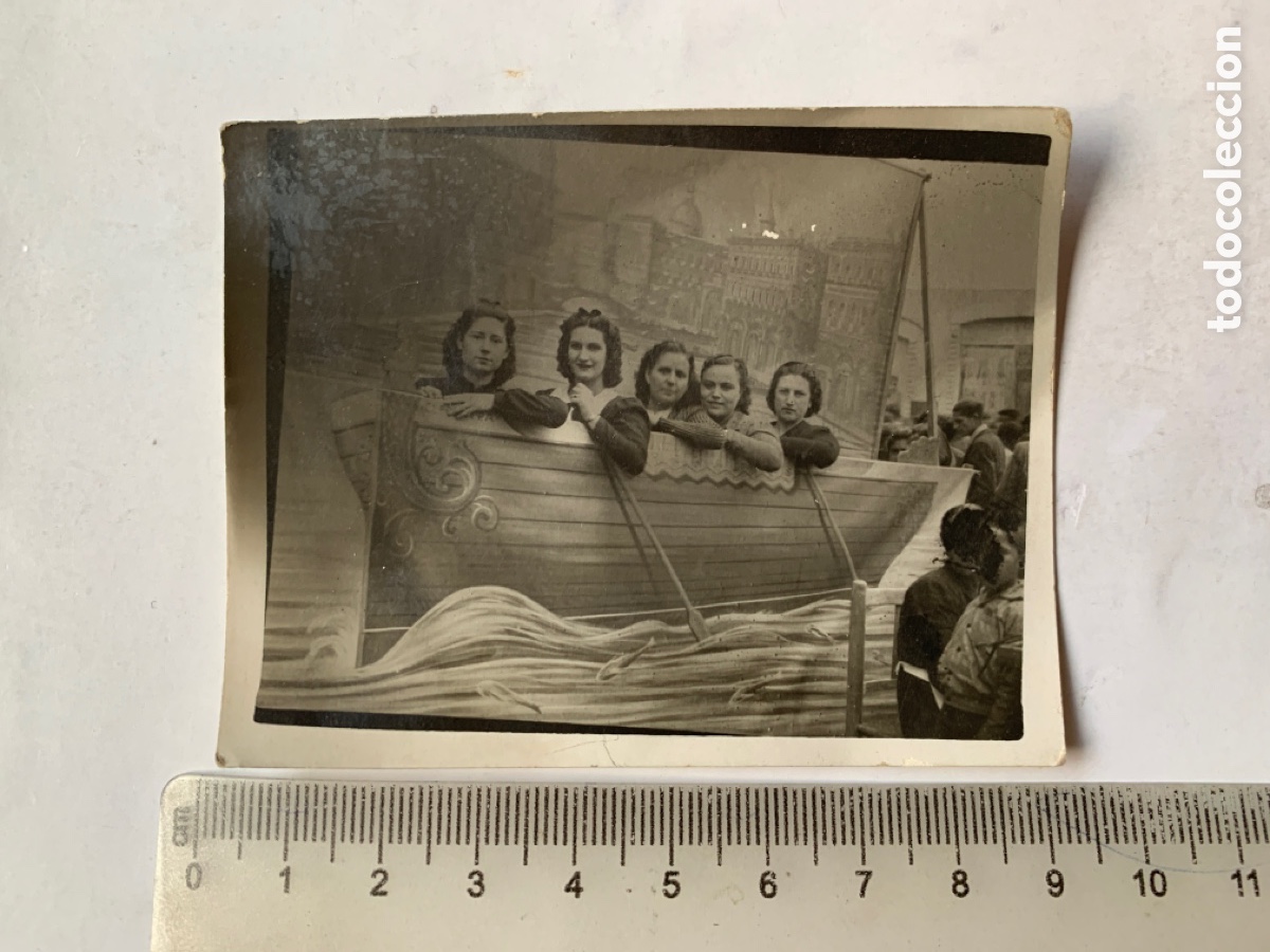 Fotograf&iacute;a antigua: FOTO MINUTERO. AMIGAS EN LA FERIA REMANDO EN EL BOTE.