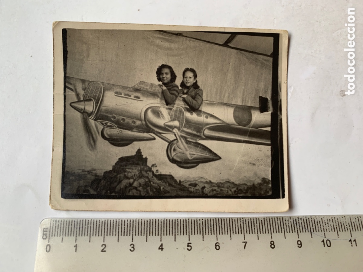 Fotograf&iacute;a antigua: FOTO MINUTERO FERIA. SU GRAN SUE&Ntilde;O. DOS AMIGAS SOBREVUELAN TERRITORIOS. A&Ntilde;O 1941.