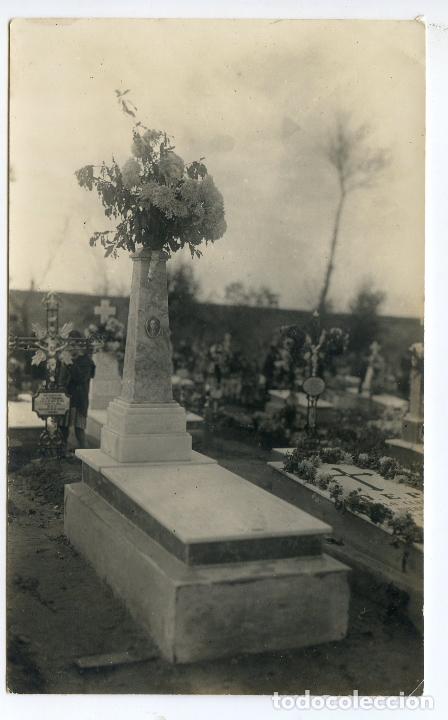 Alte Fotografie: Fotograf&iacute;a de tumba en un cementerio a identificar, no se indica fot&oacute;grafo, a&ntilde;os 30 o 40