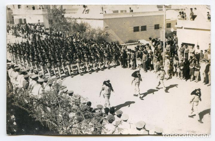 Alte Fotografie: Fotograf&iacute;a desfile militar, quiz&aacute;s en alguna plaza de &Aacute;frica, 9x14 cm.