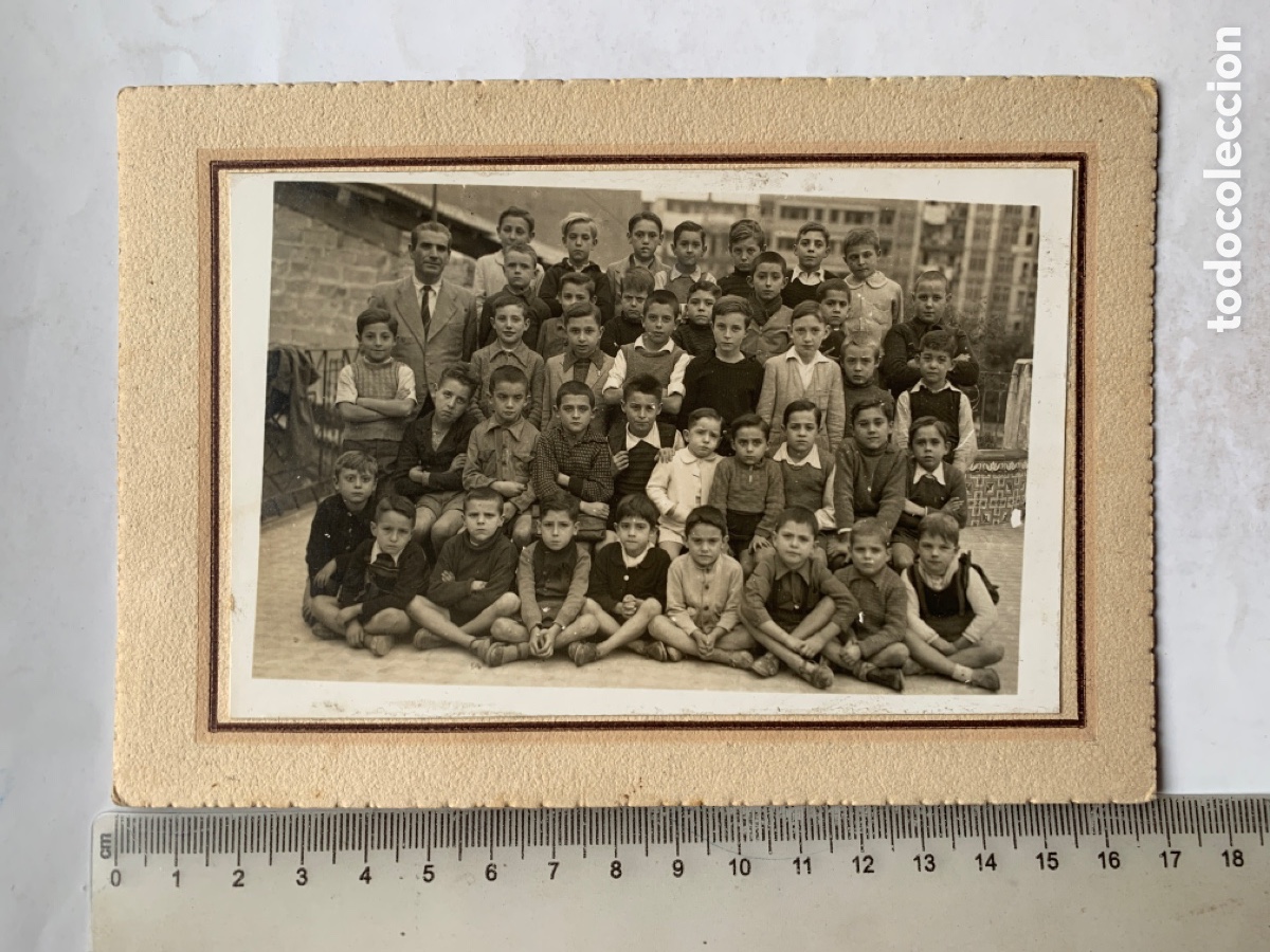 Fotograf&iacute;a antigua: FOTO. RECUERDO ESCOLAR. AQUELLAS CLASES NUMEROSAS. EL MAESTRO Y SUS ALUMNOS. FOT&Oacute;GRAFO?.