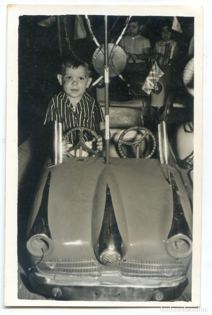 Fotografia antica: Ni&ntilde;o en coche de carrusel de feria, tiovivo, a&ntilde;os 60, 9x14 cm