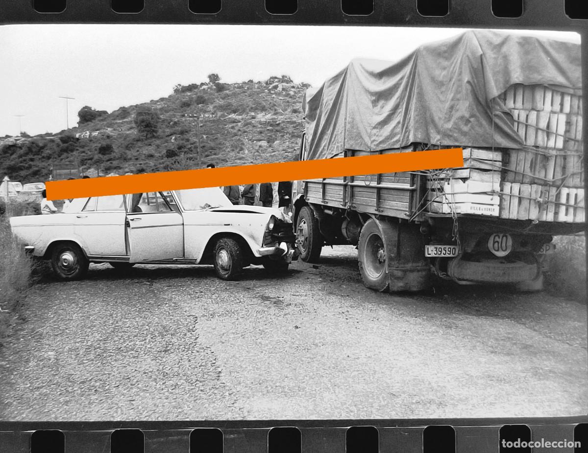 Fotografia antiga: Antiguo negativo o clich&eacute; de fotograf&iacute;a. Cami&oacute;n Barreiros Seat 1500. Accidente. a&ntilde;os 60.