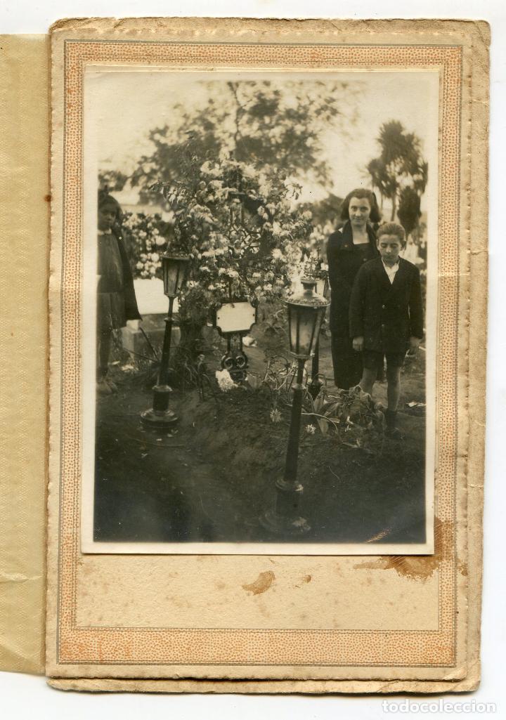 Fotografia antica: Fotograf&iacute;a en cementerio, ante la tumba de un ser querido. 8,4x11,3 cm.