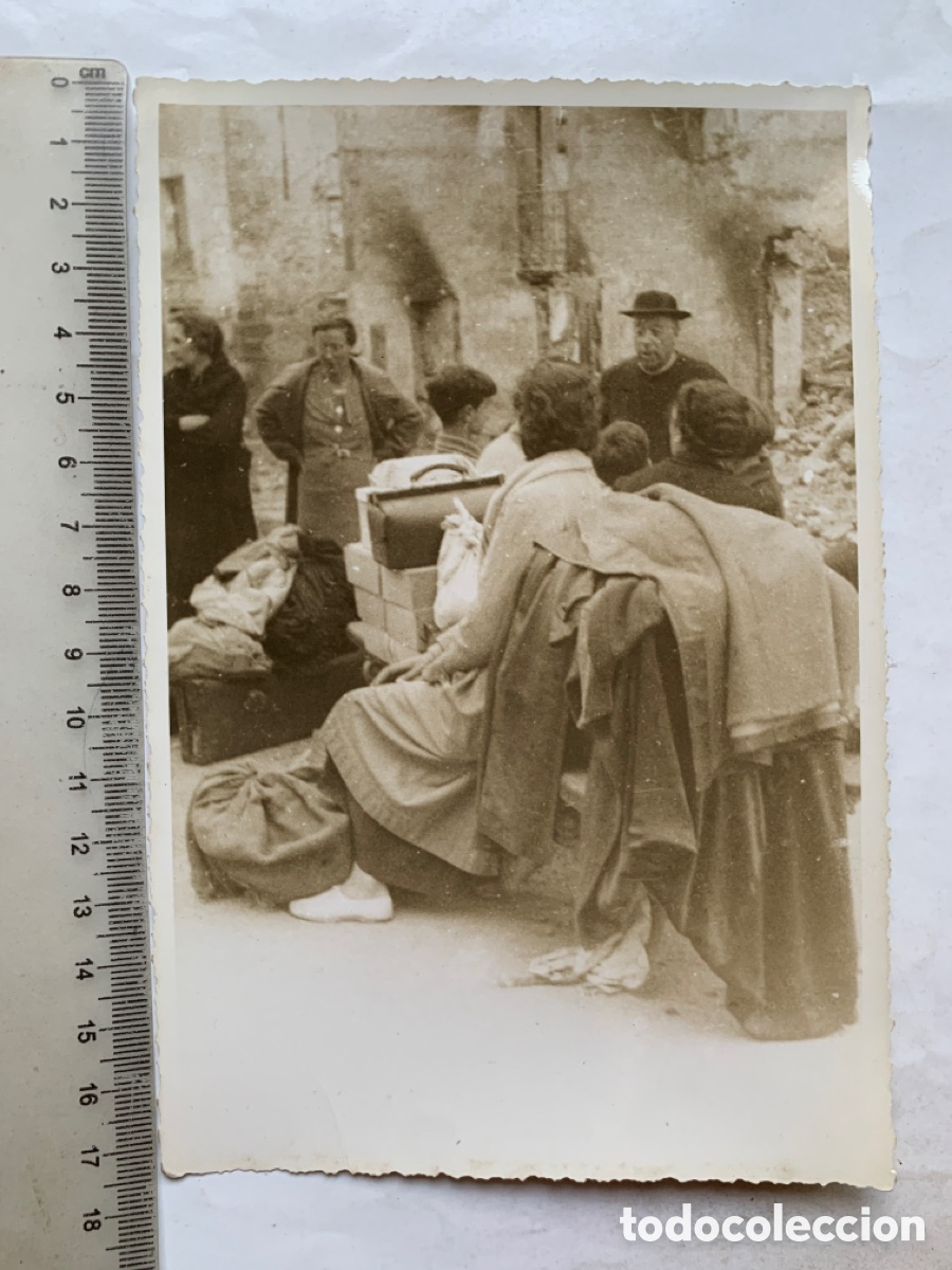 Fotograf&iacute;a antigua: FOTO. BOMBARDEOS REPUBLICANOS EN EL FRENTE DE TERUEL. HUYENDO A LA PARTE NACIONAL. FOT&Oacute;GRAFO?.