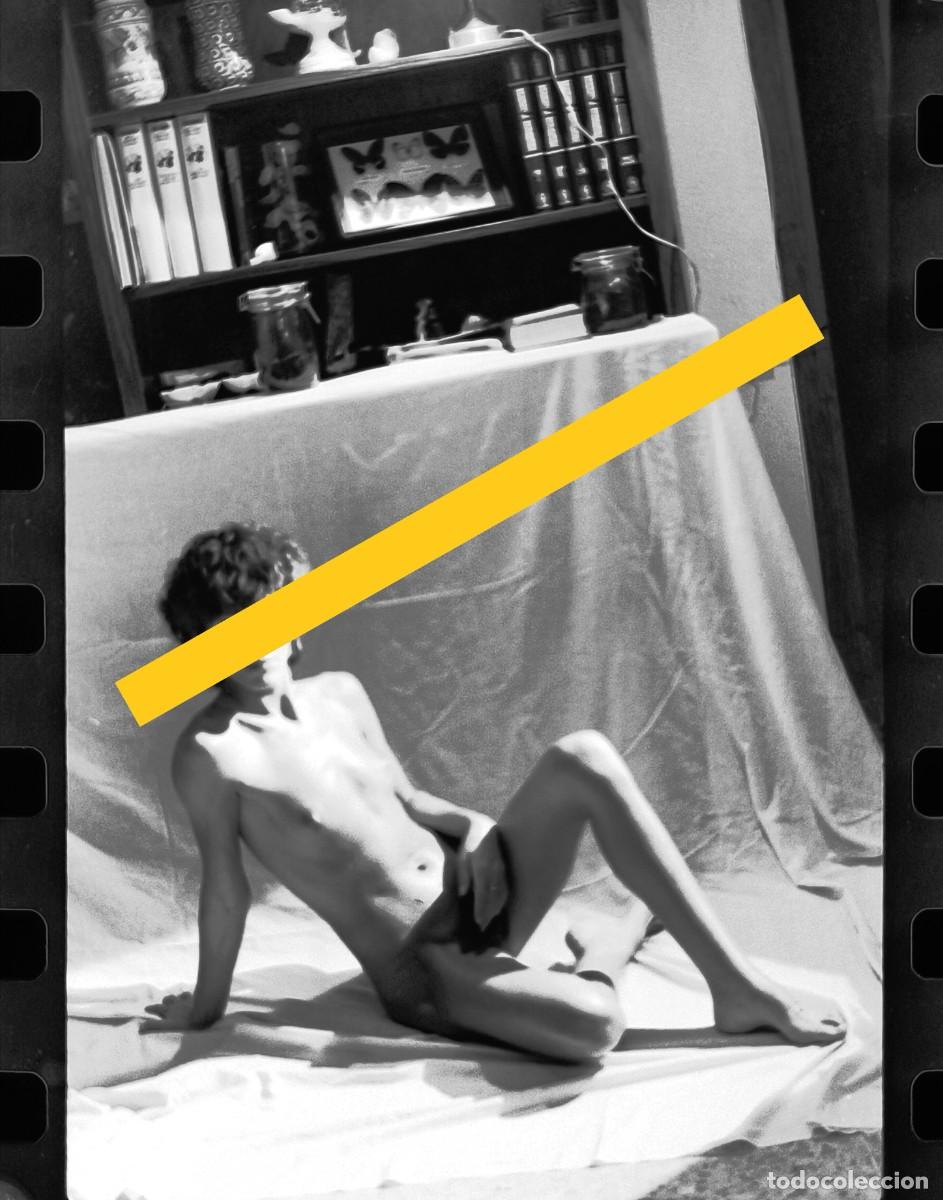 Fotograf&iacute;a antigua: Antiguo negativo o clich&eacute; de fotograf&iacute;a. Chica desnuda, desnudo art&iacute;stico. A&ntilde;os 70