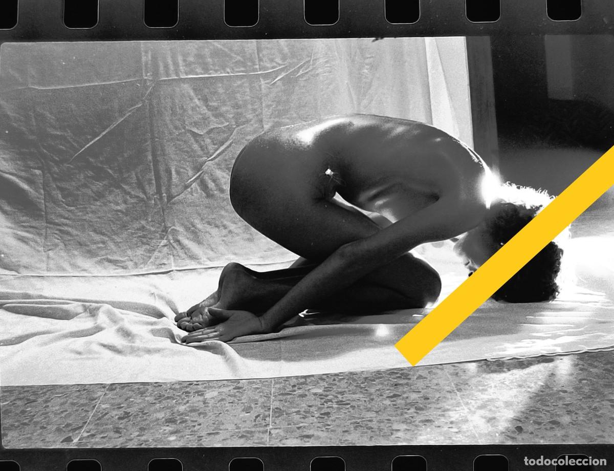Fotograf&iacute;a antigua: Antiguo negativo o clich&eacute; de fotograf&iacute;a. Chica desnuda, desnudo art&iacute;stico. A&ntilde;os 70