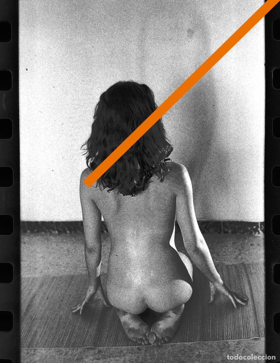 Antique Photography: Antiguo negativo o clich&eacute; de fotograf&iacute;a. Chica desnuda, desnudo art&iacute;stico. A&ntilde;os 70