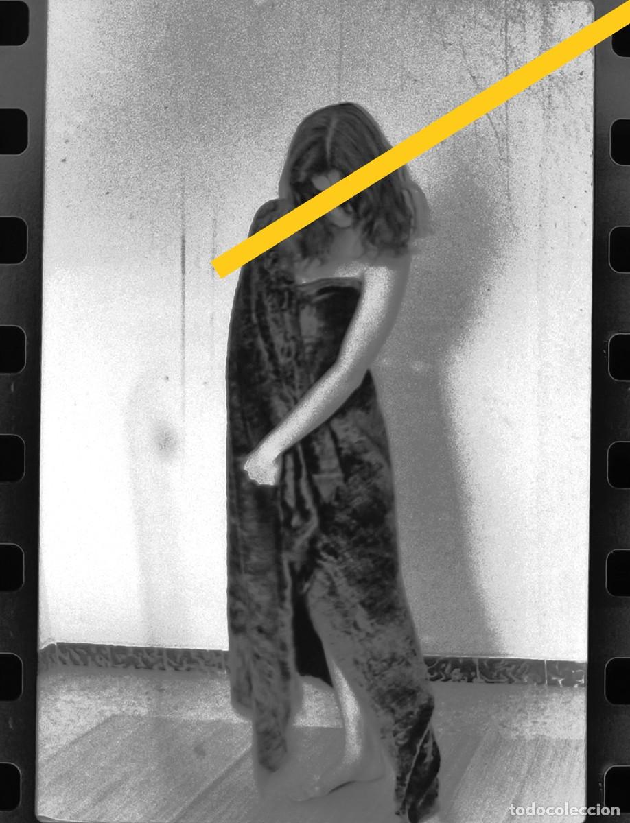 Photographie ancienne: Antiguo negativo o clich&eacute; de fotograf&iacute;a. Chica desnuda, desnudo art&iacute;stico. A&ntilde;os 70
