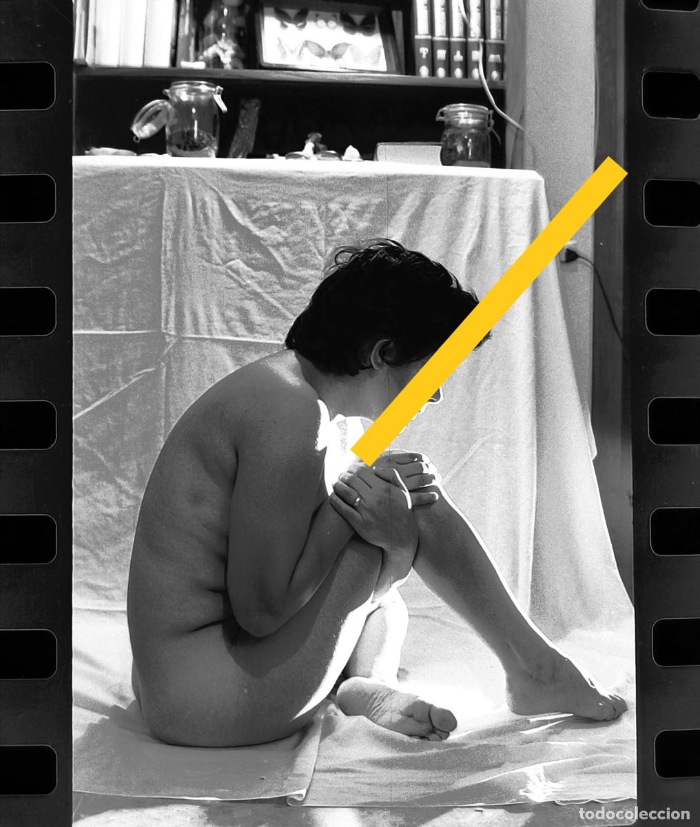 Antique Photography: Antiguo negativo o clich&eacute; de fotograf&iacute;a. Chica desnuda, desnudo art&iacute;stico. A&ntilde;os 70