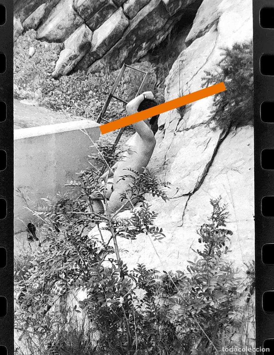 Fotograf&iacute;a antigua: Antiguo negativo o clich&eacute; de fotograf&iacute;a. Chica desnuda, desnudo art&iacute;stico. A&ntilde;os 70