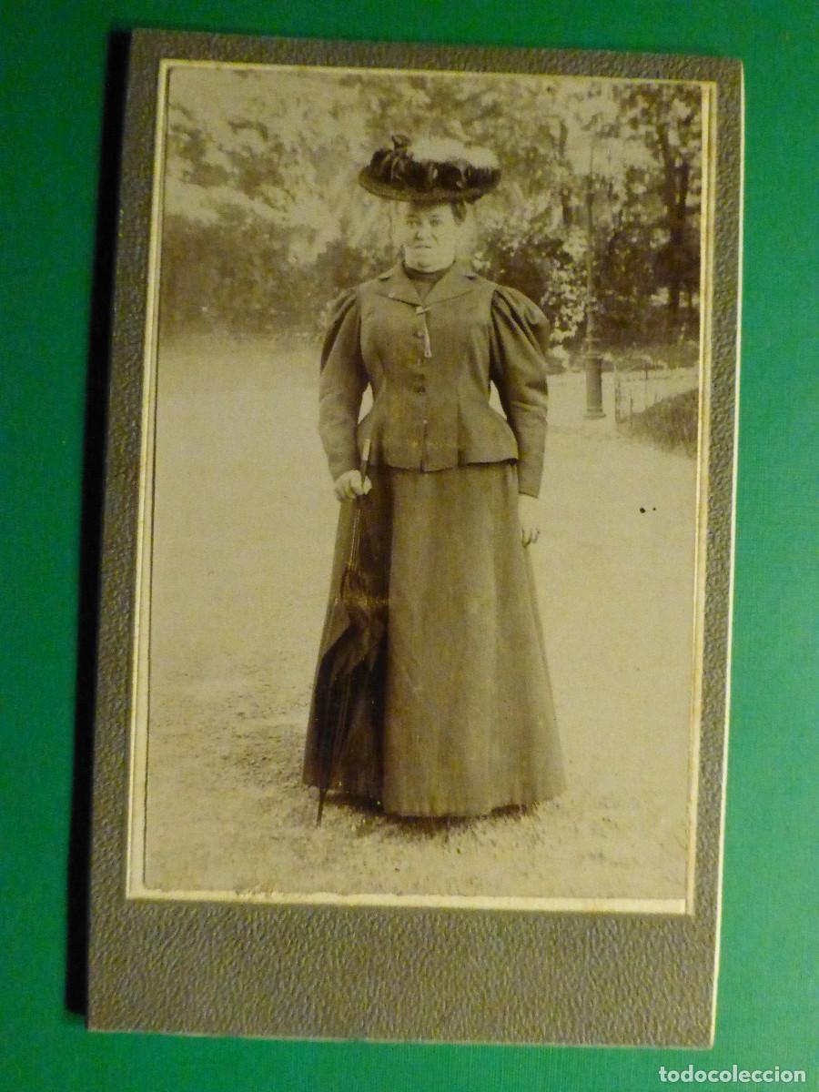 Fotografia antiga: Fotografia en cart&oacute;n r&iacute;gido - Se&ntilde;ora con sombrero - 6,5 x 10,5 cm