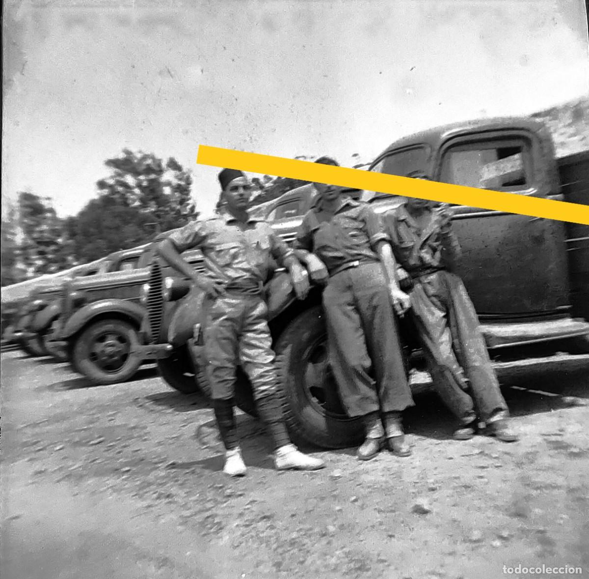 Fotografia antica: Antiguo negativo o clich&eacute; de fotograf&iacute;a. Militares espa&ntilde;oles en el cami&oacute;n. Militar. A&ntilde;os 30/40.