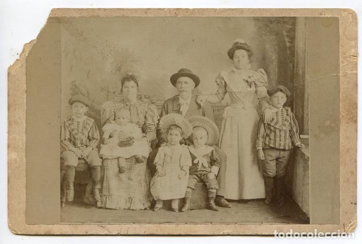Fotografia antica: Familia con dos gemelos en los extremos vestidos igual, sin referencia de fot&oacute;grafo, circa 1900