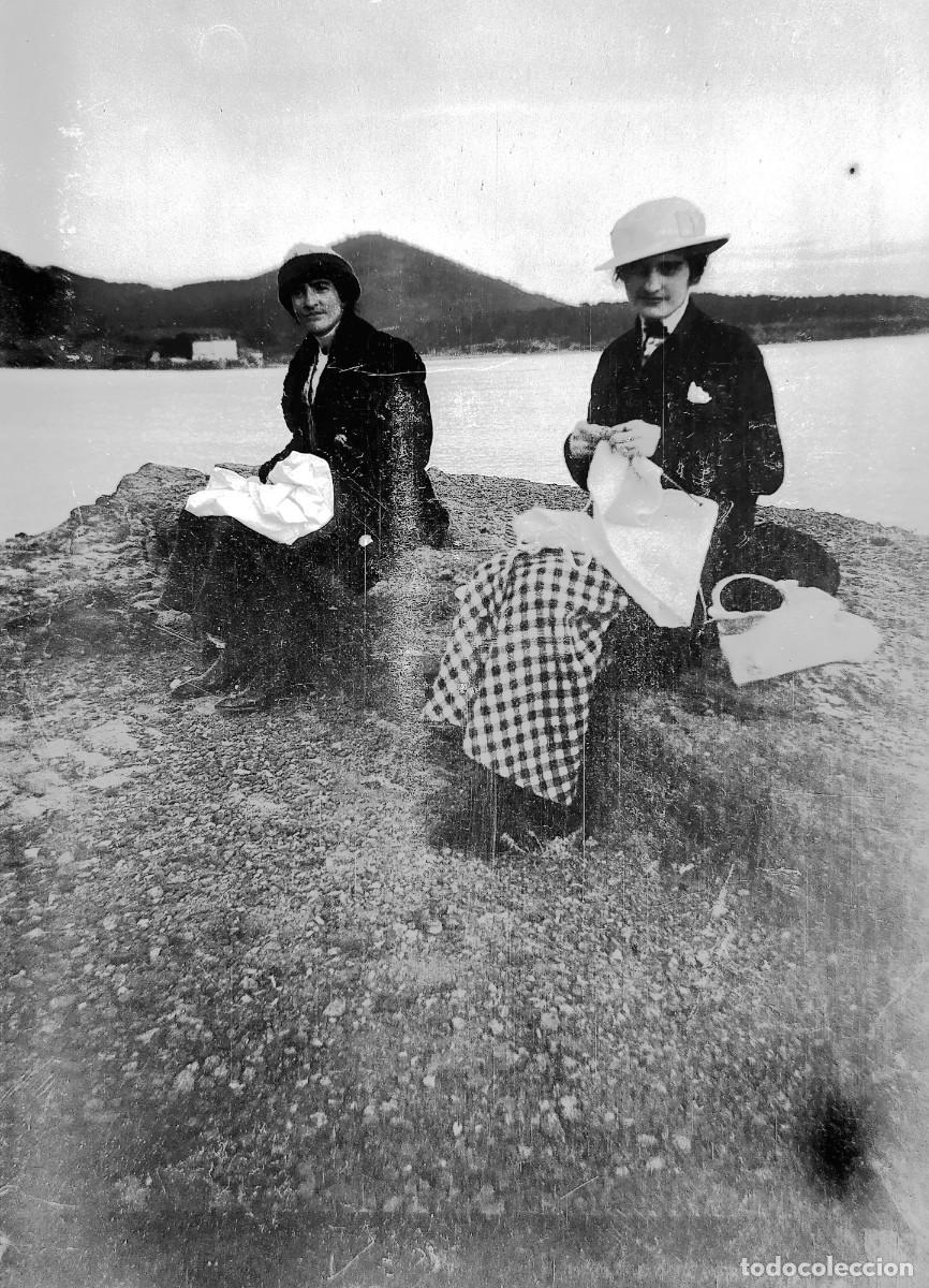 Fotografia antiga: Antiguo negativo de fotograf&iacute;a. Se&ntilde;orita con sombrero.
