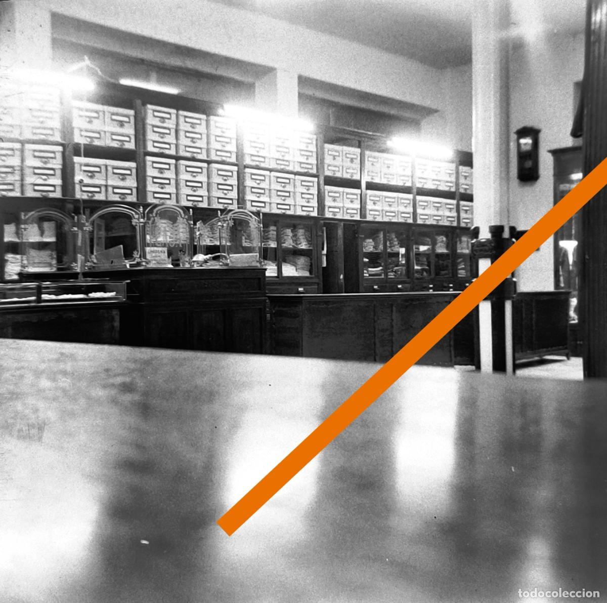 Alte Fotografie: Antiguo negativo o clich&eacute; de fotograf&iacute;a. Tienda, comercio, moda. A&ntilde;os 40/50.