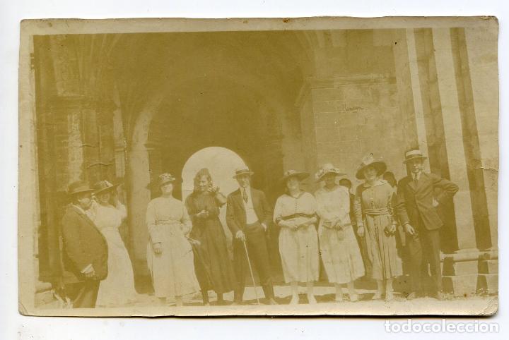 Antique Photography: Grupo de personas a las puertas de una iglesia a identificar, a&ntilde;os 20, 13,7x8,6 cm