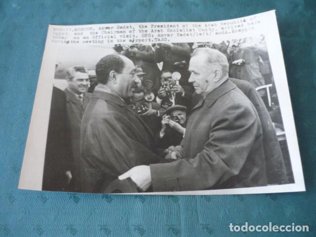 Fotograf&iacute;a antigua: SADAT ANWAR PRESIDENTE EGIPTO CON ALEXEI KOSYGIN ANTIGUA FOTOGRAFIA 18 X 24 CMTS