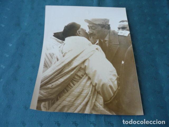 Fotograf&iacute;a antigua: SADAT ANWAR PRESIDENTE EGIPTO CON MARSA MATRUK ANTIGUA FOTOGRAFIA 18 X 24 CMTS