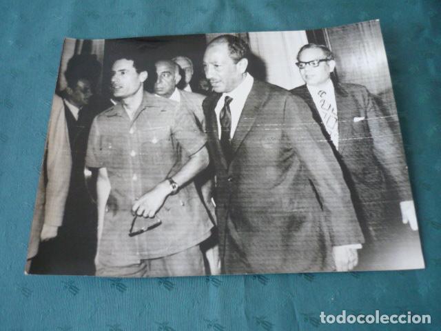 Fotograf&iacute;a antigua: SADAT ANWAR PRESIDENTE EGIPTO CON GADAFI ANTIGUA FOTOGRAFIA 24 X 18 CMTS