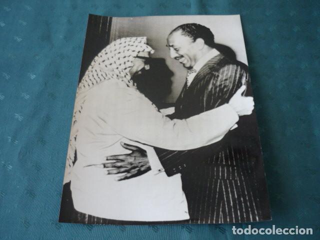 Fotograf&iacute;a antigua: SADAT ANWAR PRESIDENTE EGIPTO CON ARAFAT ANTIGUA FOTOGRAFIA 24 X 18 CMTS