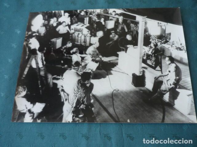 Fotografia antica: ALFRED HITCHCOCK EN RODAJE DE PELICULA ANTIGUA FOTOGRAFIA 24 X 18 CMTS