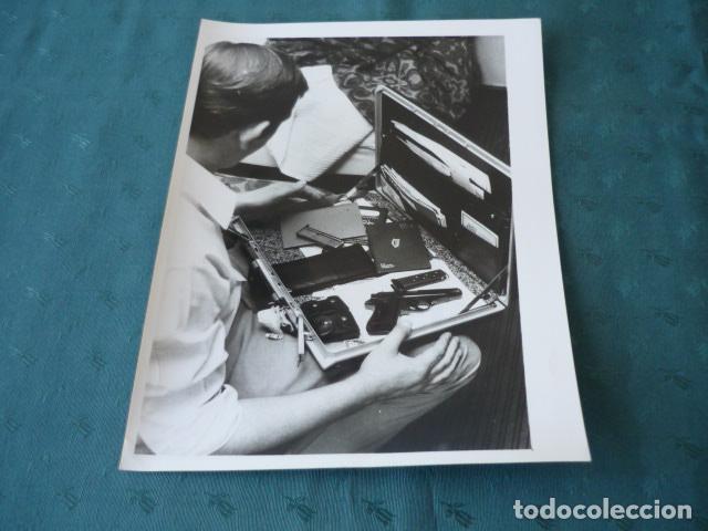 Fotografia antiga: MALETIN CON ARMAS ANTIGUA FOTOGRAFIA 22 X 16,5 CMTS