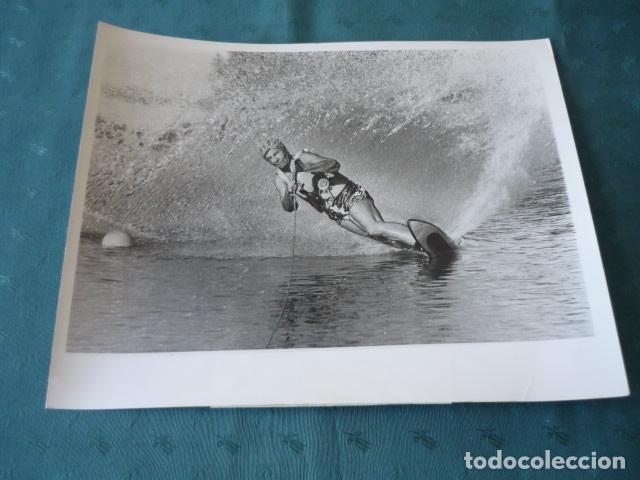 Fotograf&iacute;a antigua: ESQUI ACUATICO ABUELA CAMPEONA ANTIGUA FOTOGRAFIA 25 X 20,5 CMTS