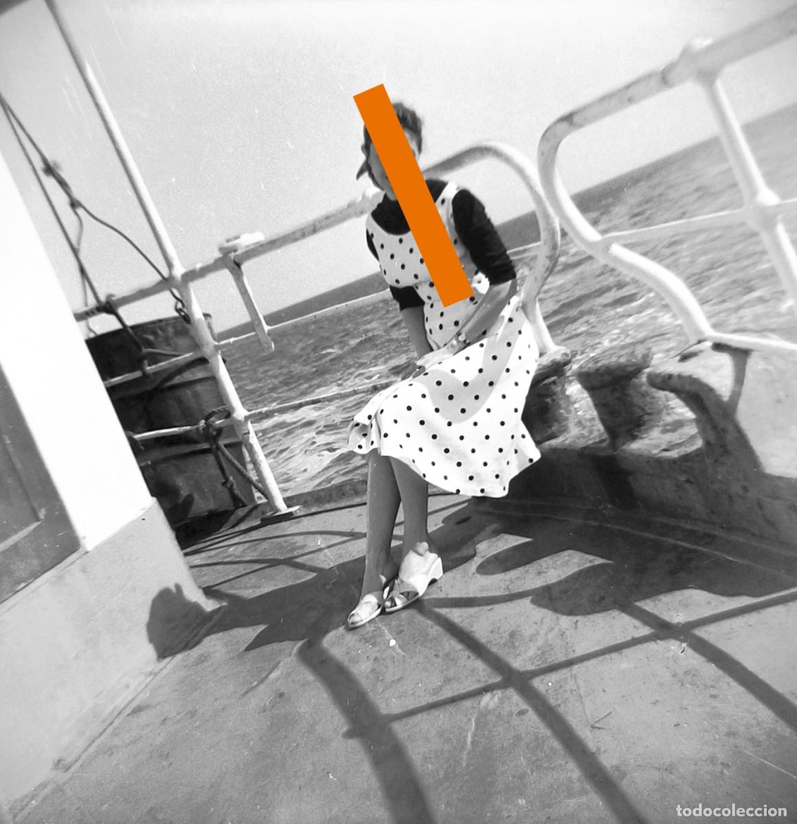 Photographie ancienne: Antiguo negativo de fotograf&iacute;a. Chica, en el barco Ciudad de C&aacute;diz. A&ntilde;os 50.