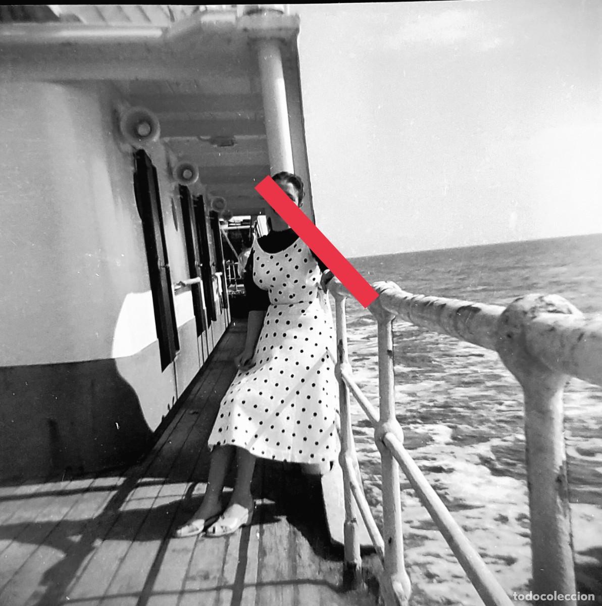 Photographie ancienne: Antiguo negativo de fotograf&iacute;a. Chica, en el barco Ciudad de C&aacute;diz. A&ntilde;os 50.