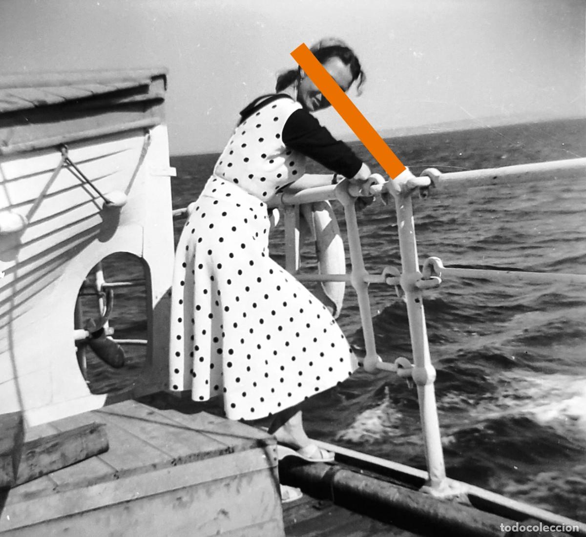 Photographie ancienne: Antiguo negativo de fotograf&iacute;a. Chica, en el barco Ciudad de C&aacute;diz. A&ntilde;os 50.
