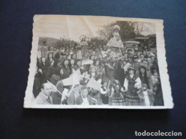 Fotografia antica: VILLAVICIOSA ASTURIAS PROCESION EN PUEBLO CERRA FOTOGRAFO ANTIGUA FOTOGRAFIA 5,5 X 8 CMTS